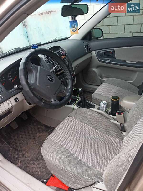 Седан Kia Cerato 2006 в Ромнах