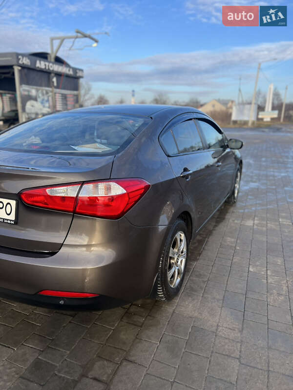 Седан Kia Cerato 2013 в Кам'янці-Бузькій