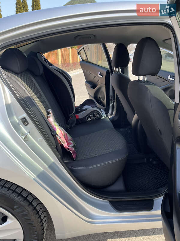 Седан Kia Cerato 2013 в Дніпрі