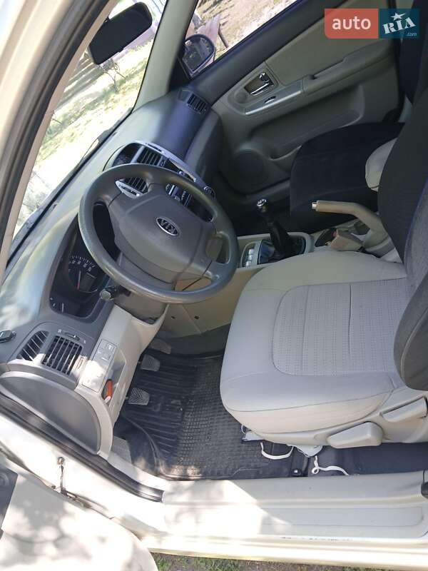 Седан Kia Cerato 2008 в Краснограді