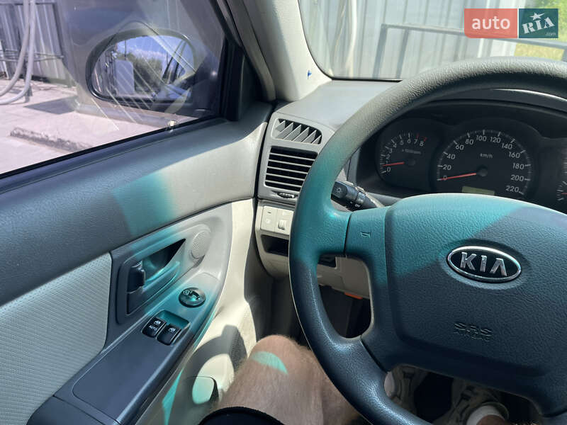 Седан Kia Cerato 2005 в Вознесенську