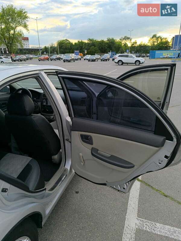 Седан Kia Cerato 2005 в Днепре