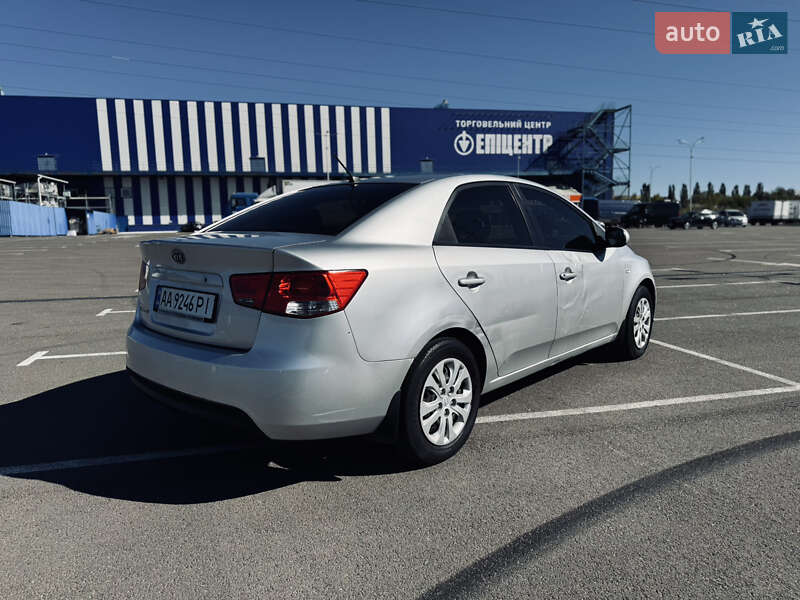 Седан Kia Cerato 2010 в Ровно
