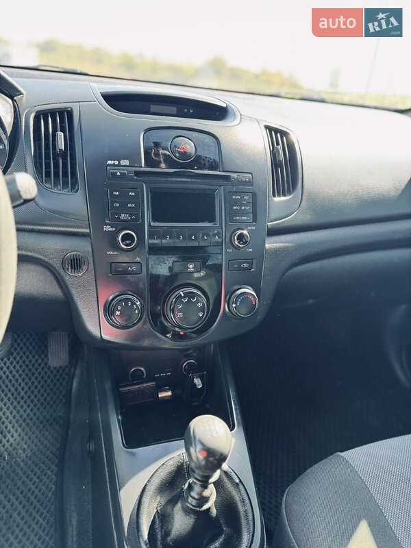 Седан Kia Cerato 2010 в Ровно