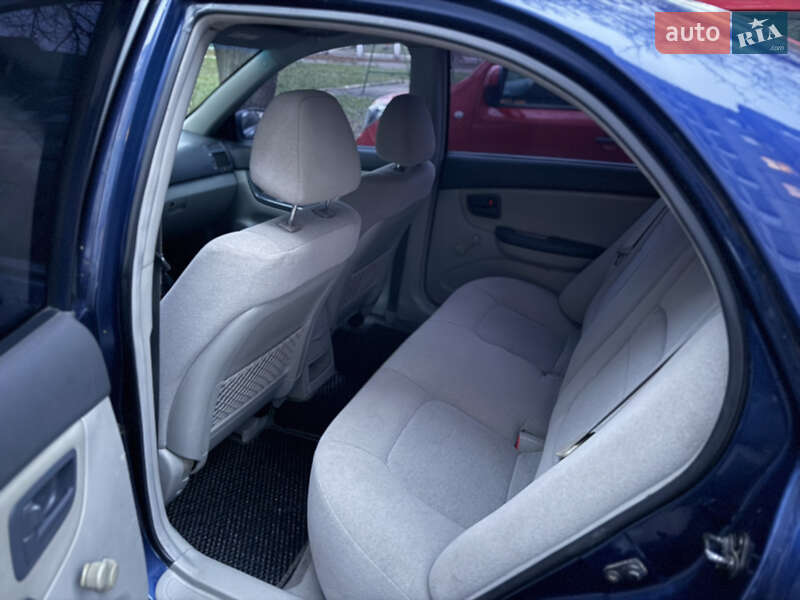 Седан Kia Cerato 2006 в Ровно