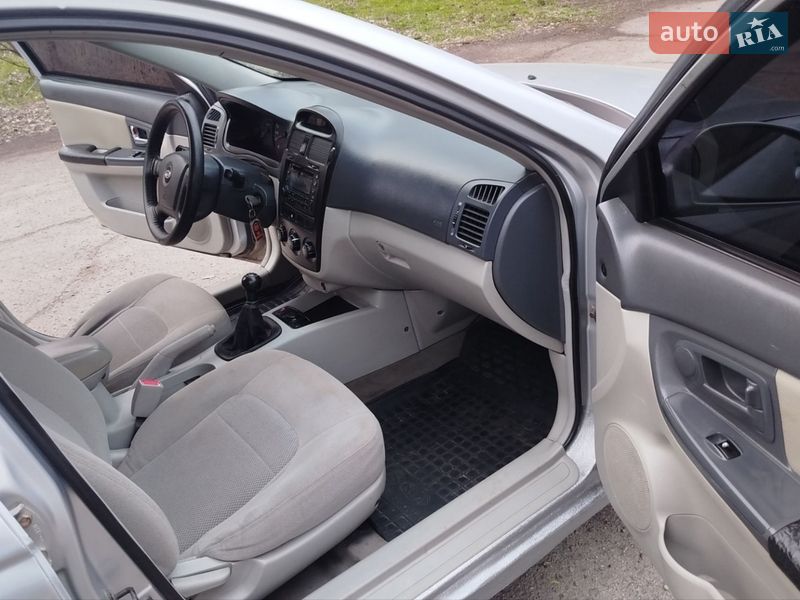 Седан Kia Cerato 2006 в Каменском