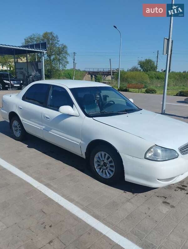 Седан Kia Clarus 2000 в Мостиске