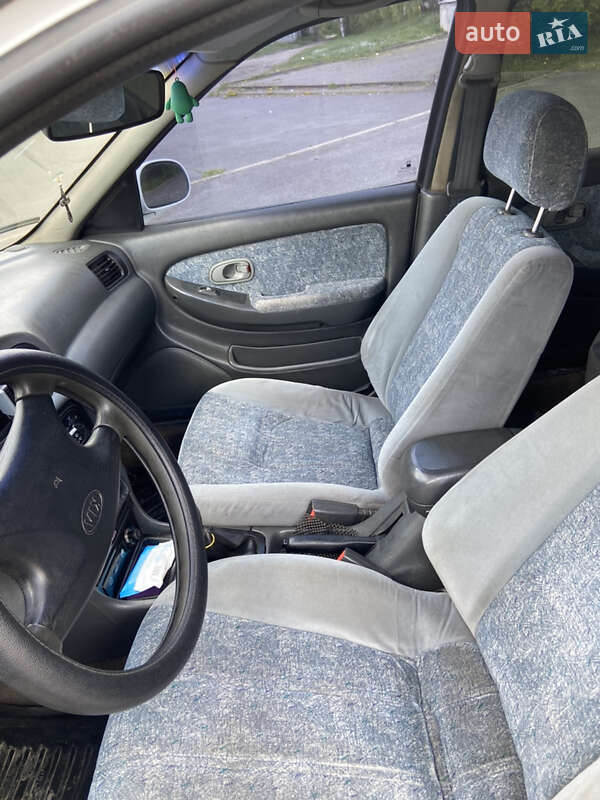 Седан Kia Clarus 2000 в Долине
