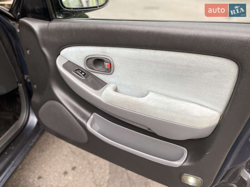 Седан Kia Clarus 1998 в Ровно