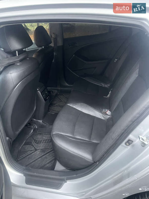 Седан Kia K5 2015 в Києві