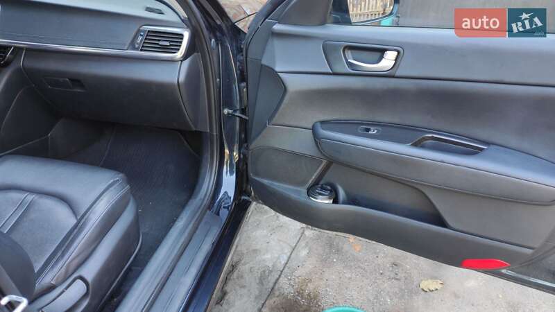 Седан Kia K5 2016 в Александровке