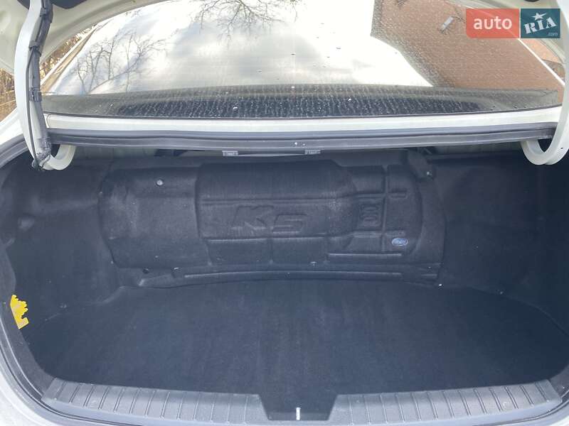 Седан Kia K5 2010 в Львове