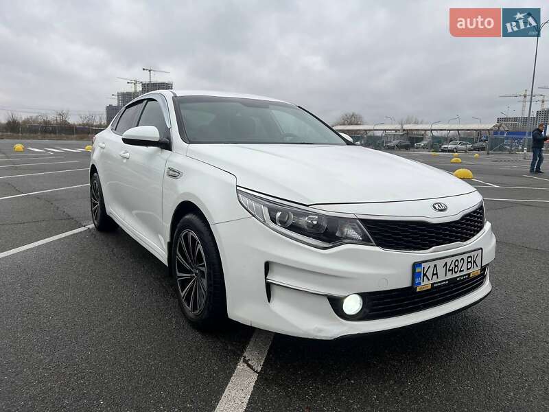 Седан Kia K5 2015 в 