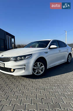 Седан Kia K5 2017 в Жовкві