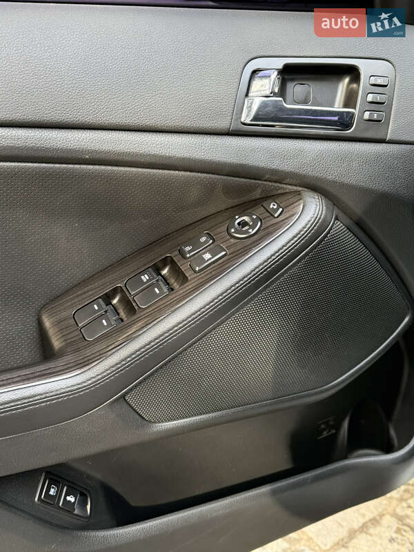Седан Kia K5 2010 в Одессе