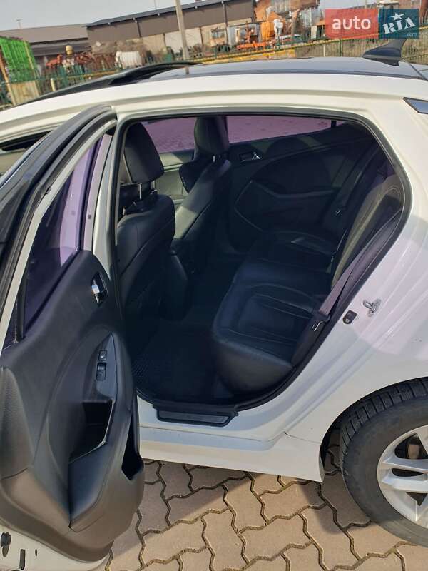 Седан Kia K5 2012 в Кривом Роге