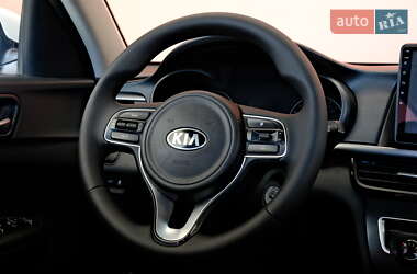 Седан Kia K5 2017 в 