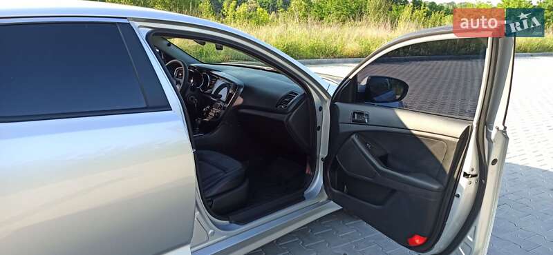 Седан Kia K5 2012 в Полтаве