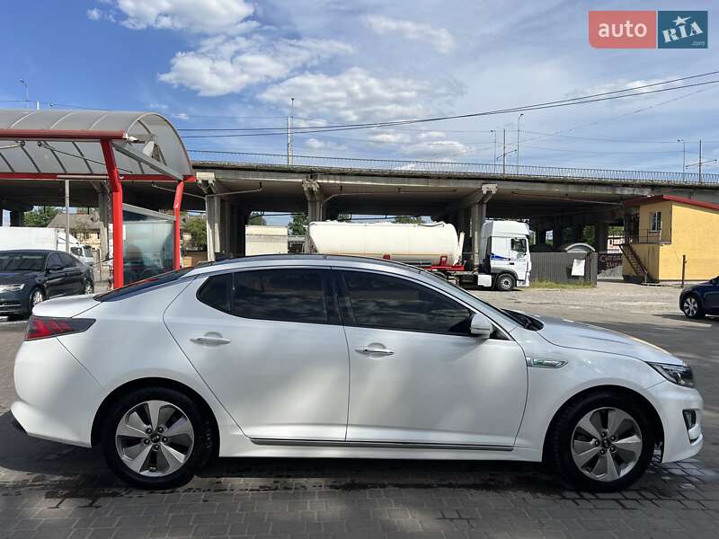 Седан Kia K5 2015 в Львове