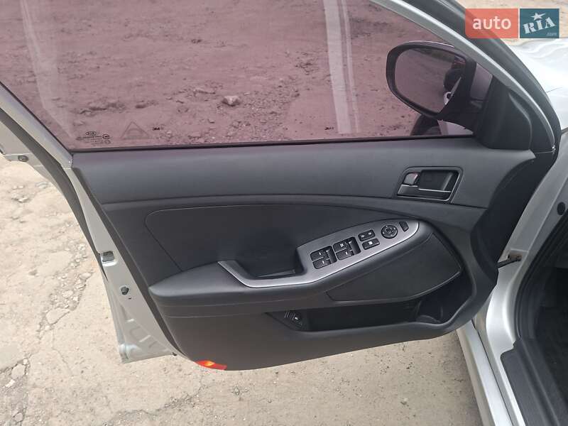 Седан Kia K5 2012 в Хмельницком