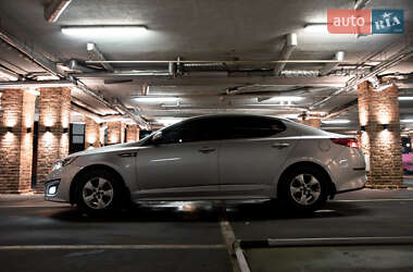 Седан Kia K5 2015 в Измаиле