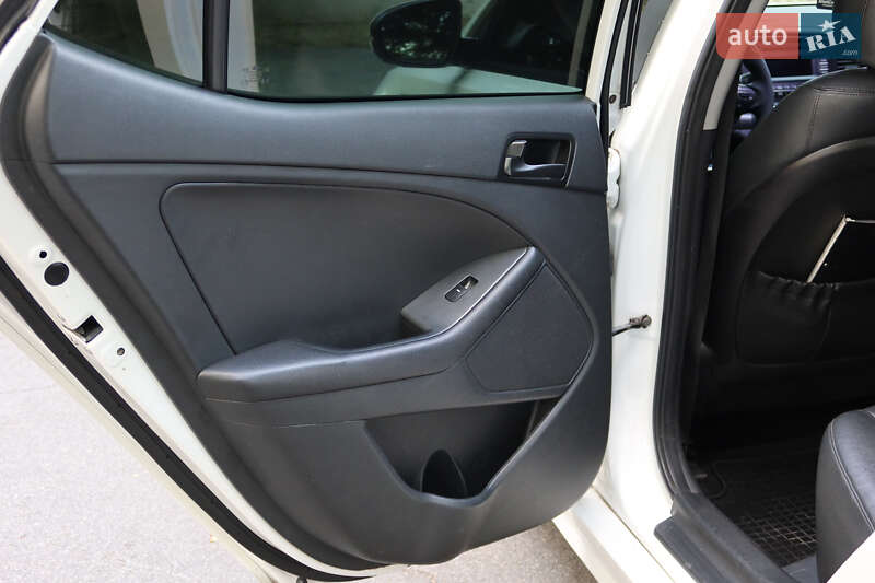 Седан Kia K5 2014 в Дніпрі