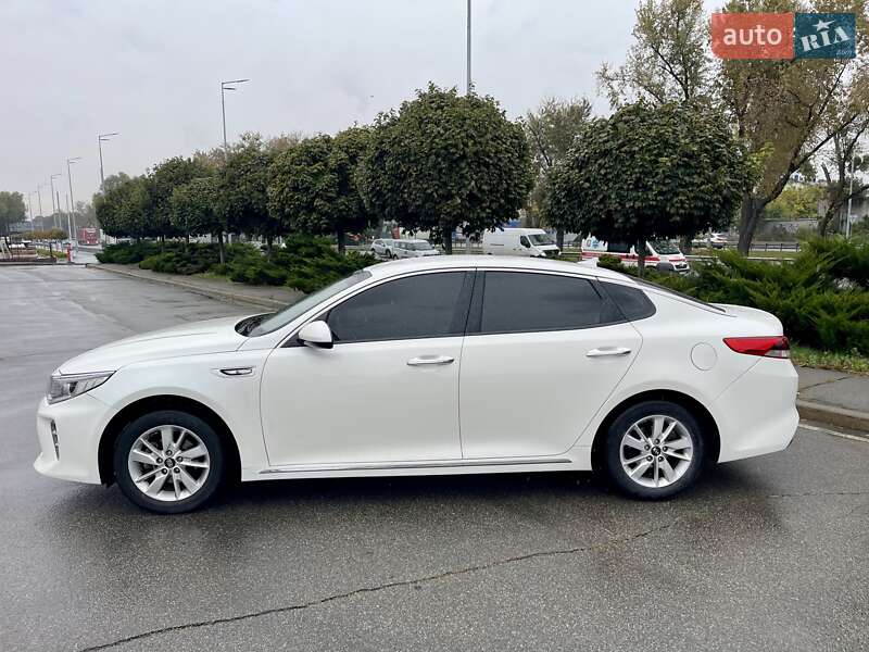 Седан Kia K5 2015 в 