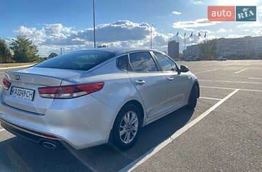 Седан Kia K5 2016 в 