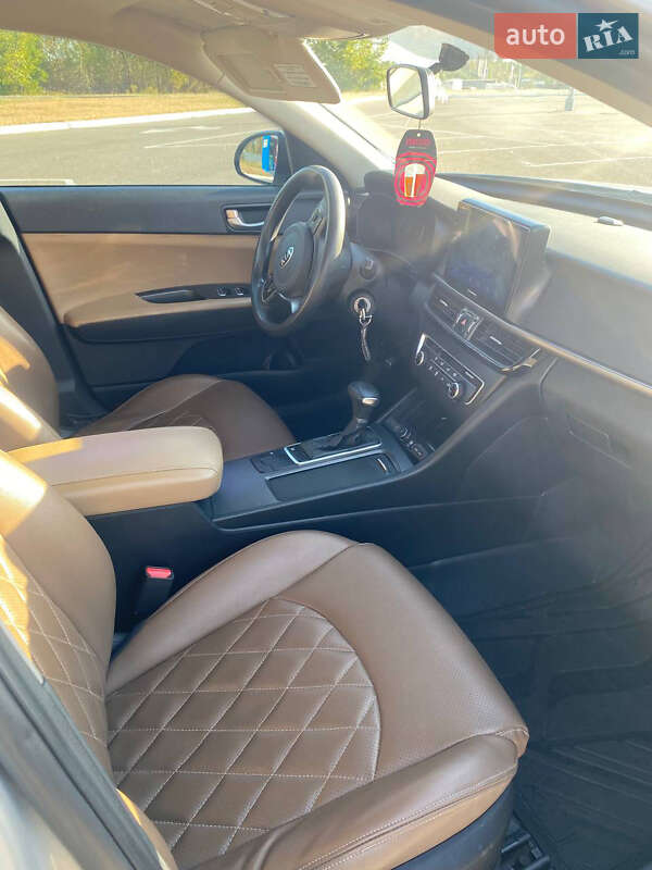 Седан Kia K5 2016 в Павлограде