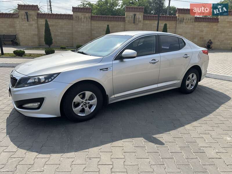Седан Kia K5 2012 в Измаиле