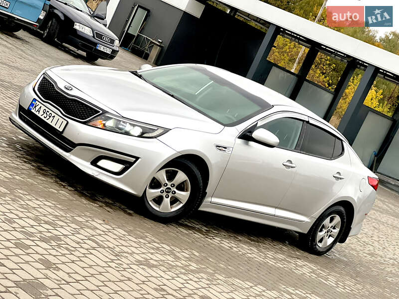Седан Kia K5 2015 в Самборі