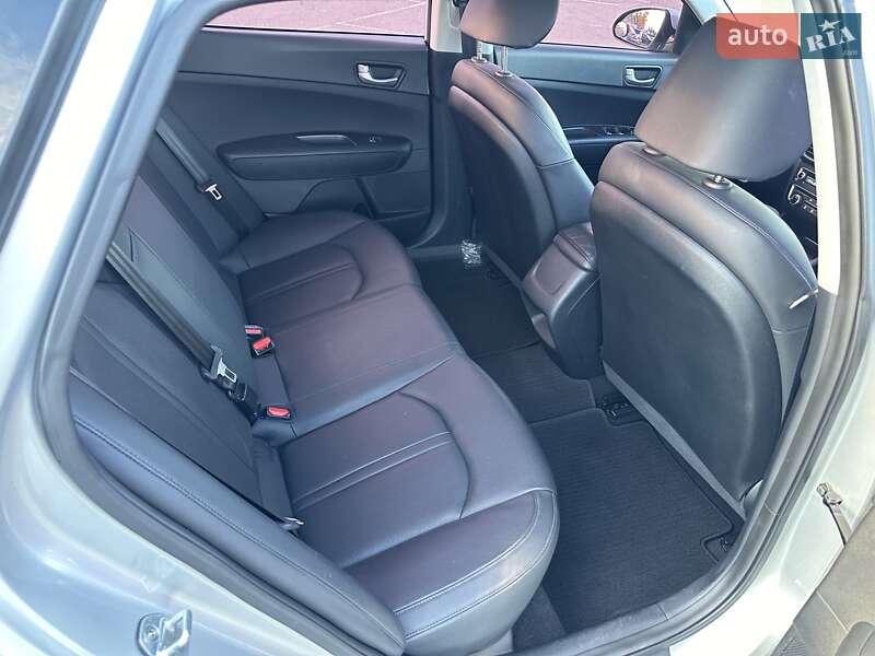Седан Kia K5 2016 в Киеве