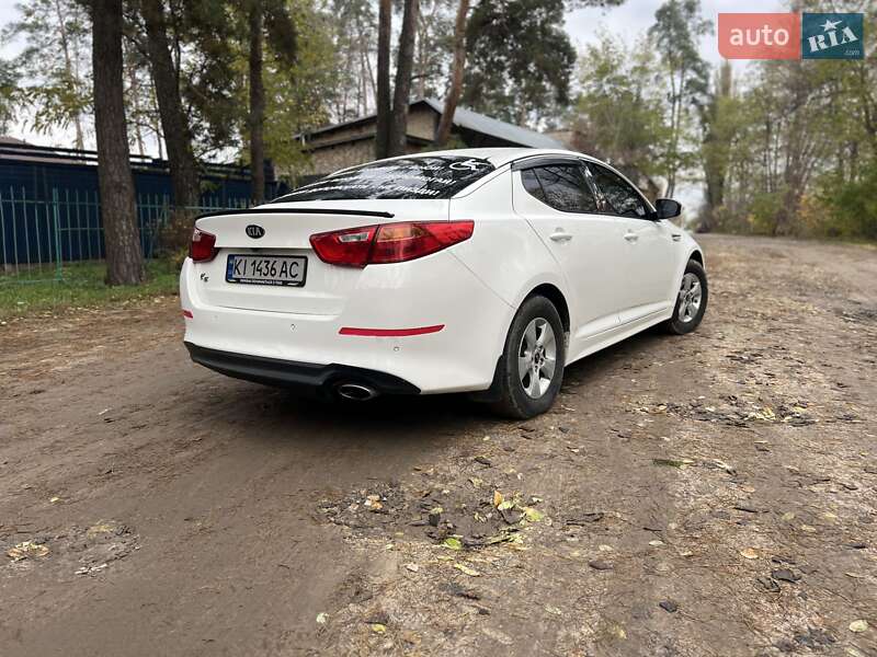 Седан Kia K5 2015 в Бучі