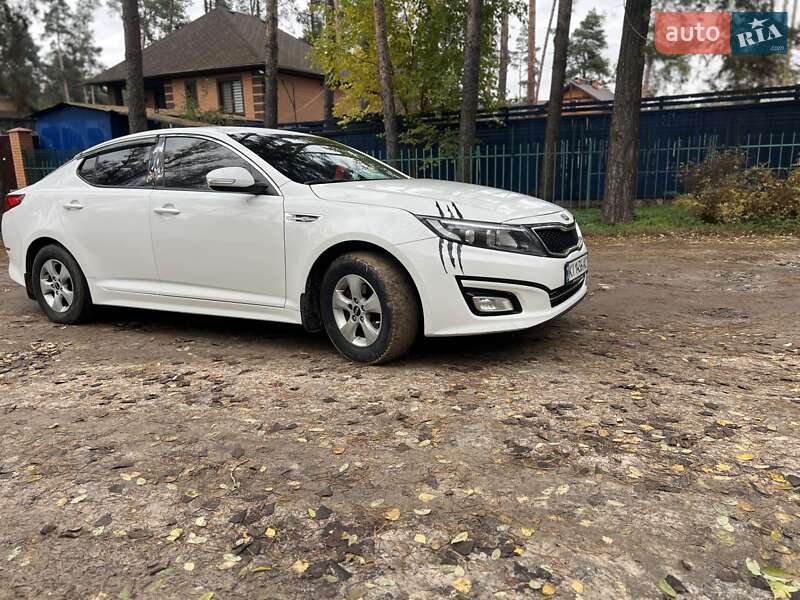 Седан Kia K5 2015 в Бучі