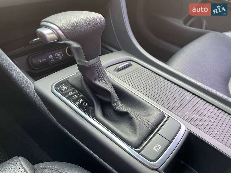 Седан Kia K5 2016 в Киеве