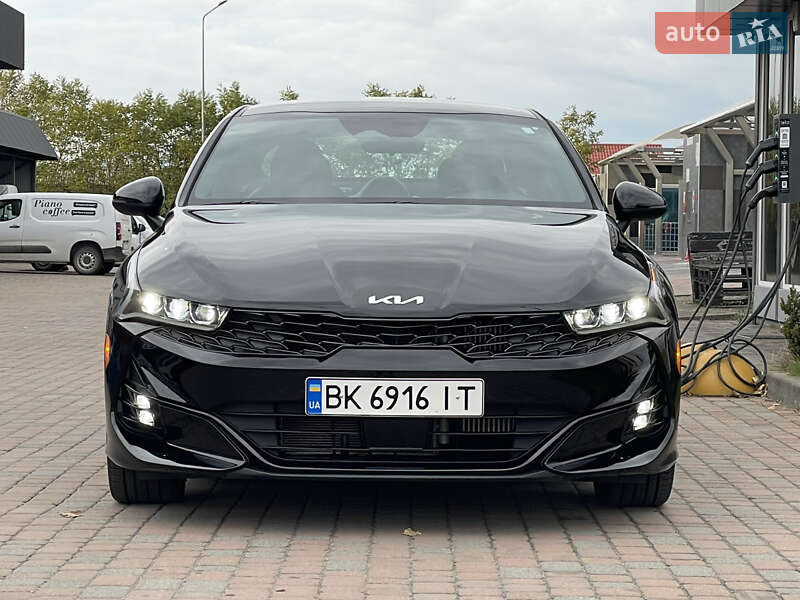 Седан Kia K5 2023 в Сарнах