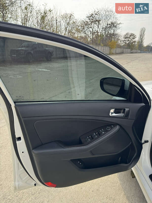 Седан Kia K5 2014 в Одессе