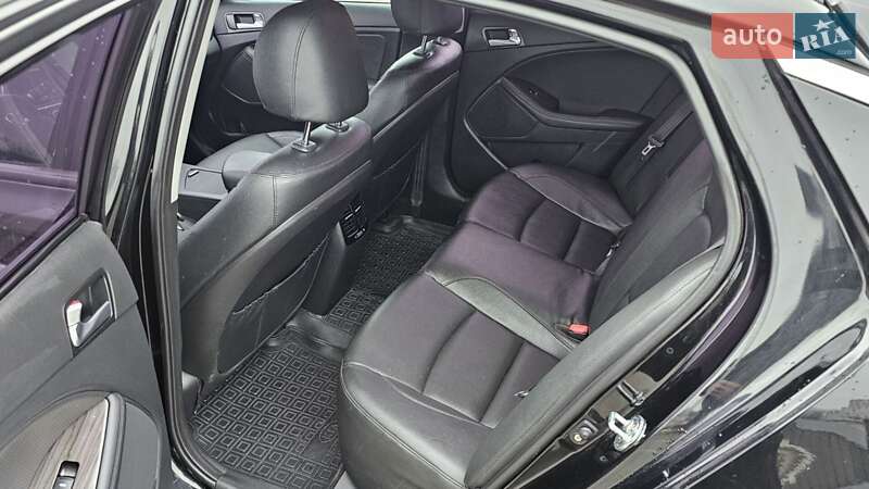 Седан Kia K5 2015 в Черновцах