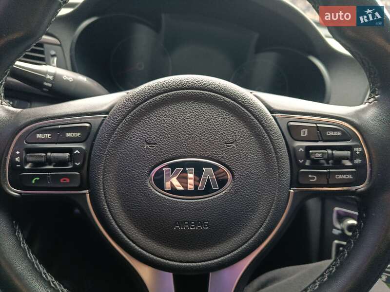 Седан Kia K5 2016 в Умані