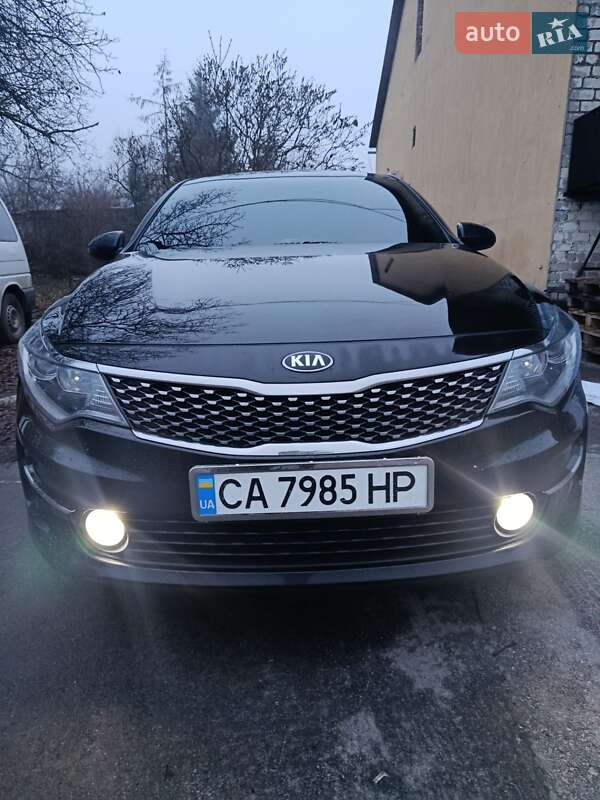 Седан Kia K5 2016 в Умані