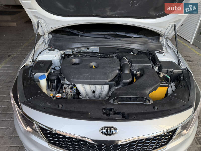 Седан Kia K5 2016 в Одессе