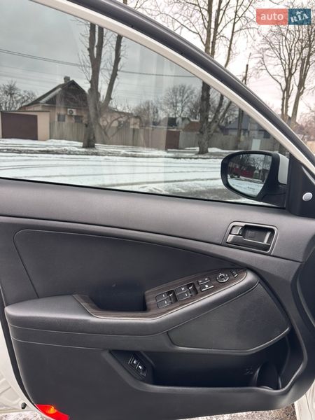 Седан Kia K5 2011 в Первомайске