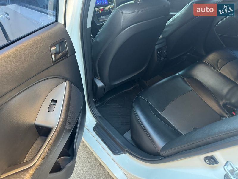 Седан Kia K5 2015 в Киеве