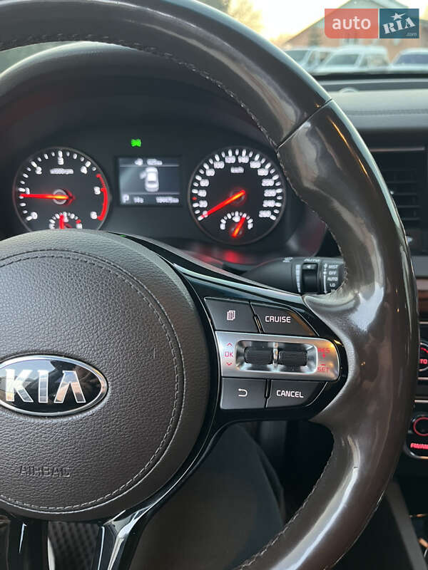 Седан Kia K7 2016 в Гусятині