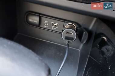 Позашляховик / Кросовер Kia Niro 2017 в 
