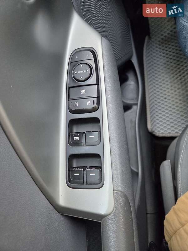 Внедорожник / Кроссовер Kia Niro 2017 в Ужгороде