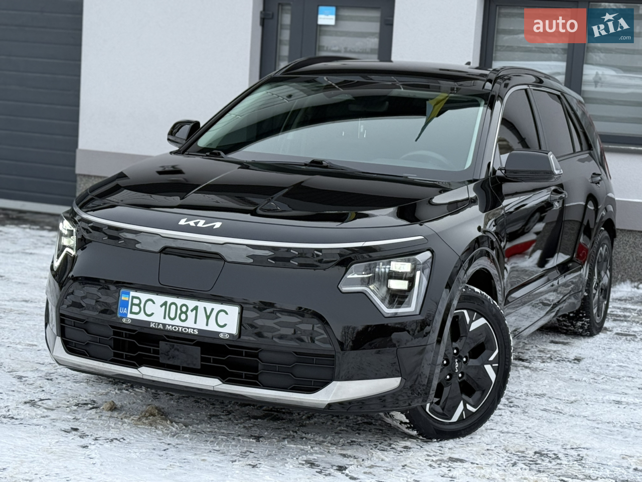 Свіжо пригнаний і розмитнений! Електричний позашляховик марки Kia E-Niro комплектації Престіж Цей автомобіль повністю електричний і має запас ходу до 500 км. Завдяки потужній батареї об'ємом 67кВт двигун має потужність 150 кВт/204 к.с., що забезпечує ефективну роботу автомобіля на будь-яких дорогах. Широкий формат над групою клавіш клімат-контролю. На центральній консолі з'єднані сенсорні перемикачі та фізичні кнопки для різних систем безпеки. LED оптика, Автономний обігрівач,  акустика, Підігрів керма, Підігрів сидінь, передніх та задніх, Безключовий доступ, 4 режими рекуперації.
Якщо ви шукаєте екологічно чистий автомобіль із передовими технологіями та стильним дизайном, Kia E-Niro Advance Plus ідеальний вибір для вас. Запрошуємо вас переконатися у перевагах цього автомобіля самостійно!