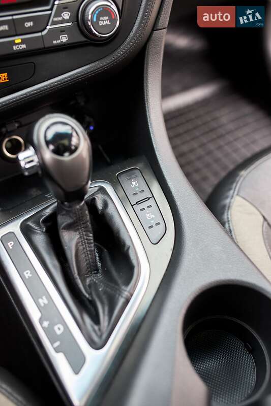 Седан Kia Optima 2013 в Киеве