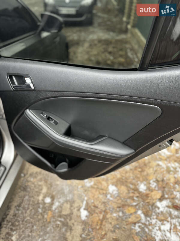 Седан Kia Optima 2011 в Миргороді