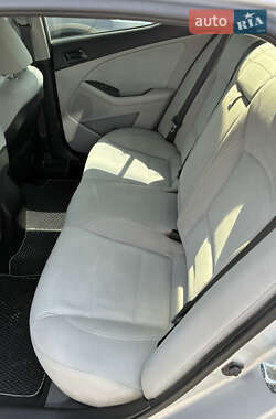 Седан Kia Optima 2014 в 